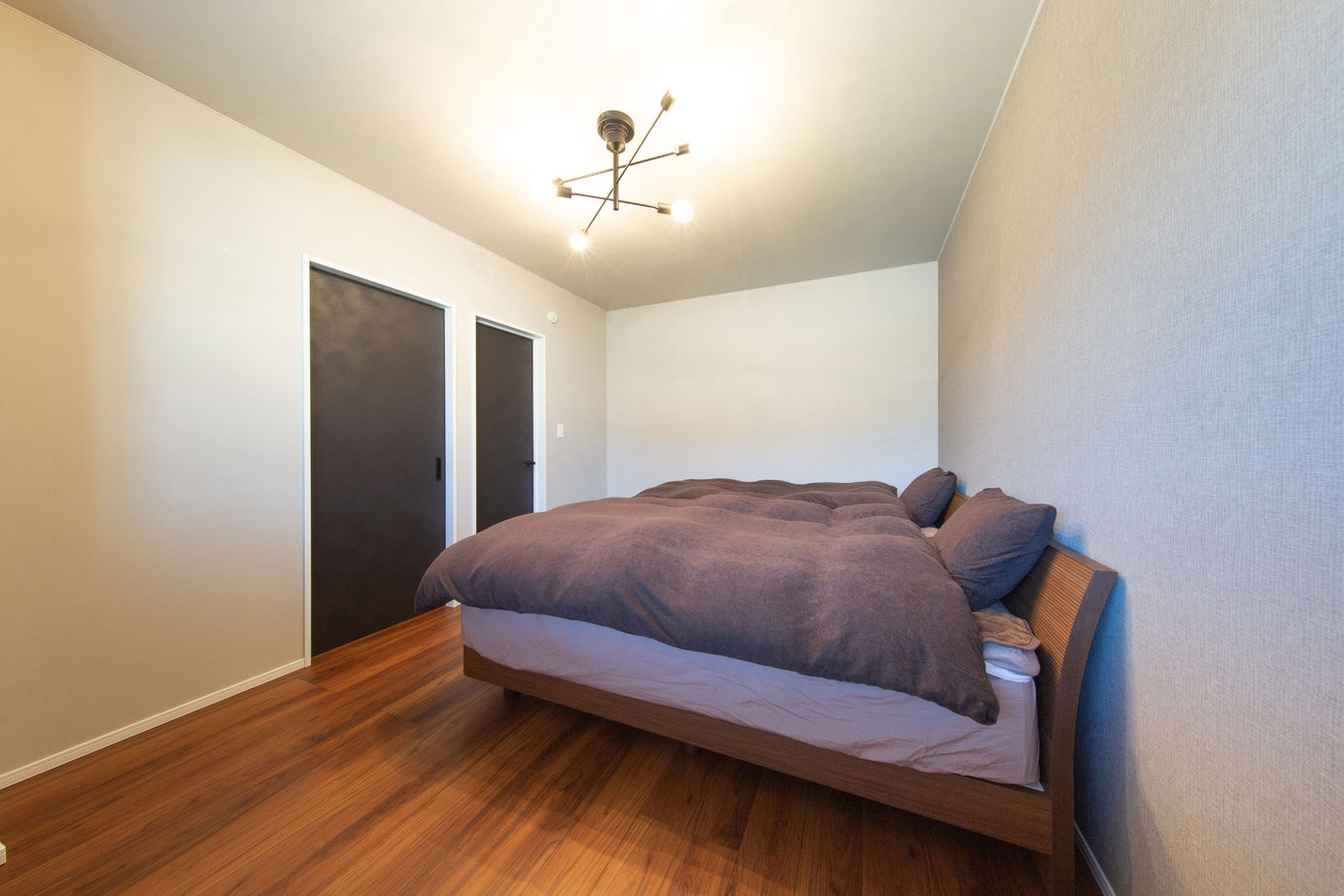 広島建設-セナリオハウス- 【間取図有／吹き抜け／収納】モノトーンの上質感を楽しみ、オープンな空間で家族が寛ぐシンプルモダンの家の建築実例画像17