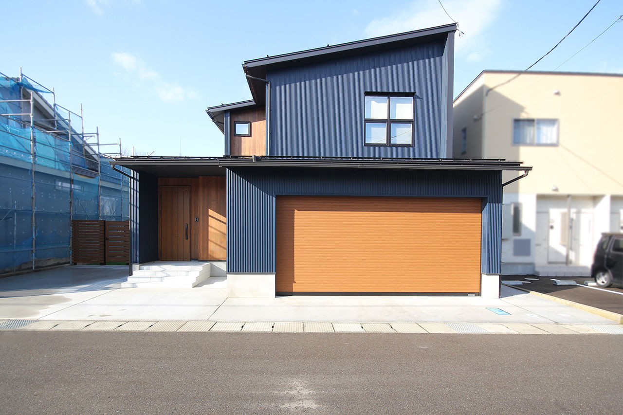 飛鳥住宅 【スキップフロア／ビルトインガレージ】ダイナミックな吹き抜けで階層がつながる。家族図書館のある家の建築実例画像2