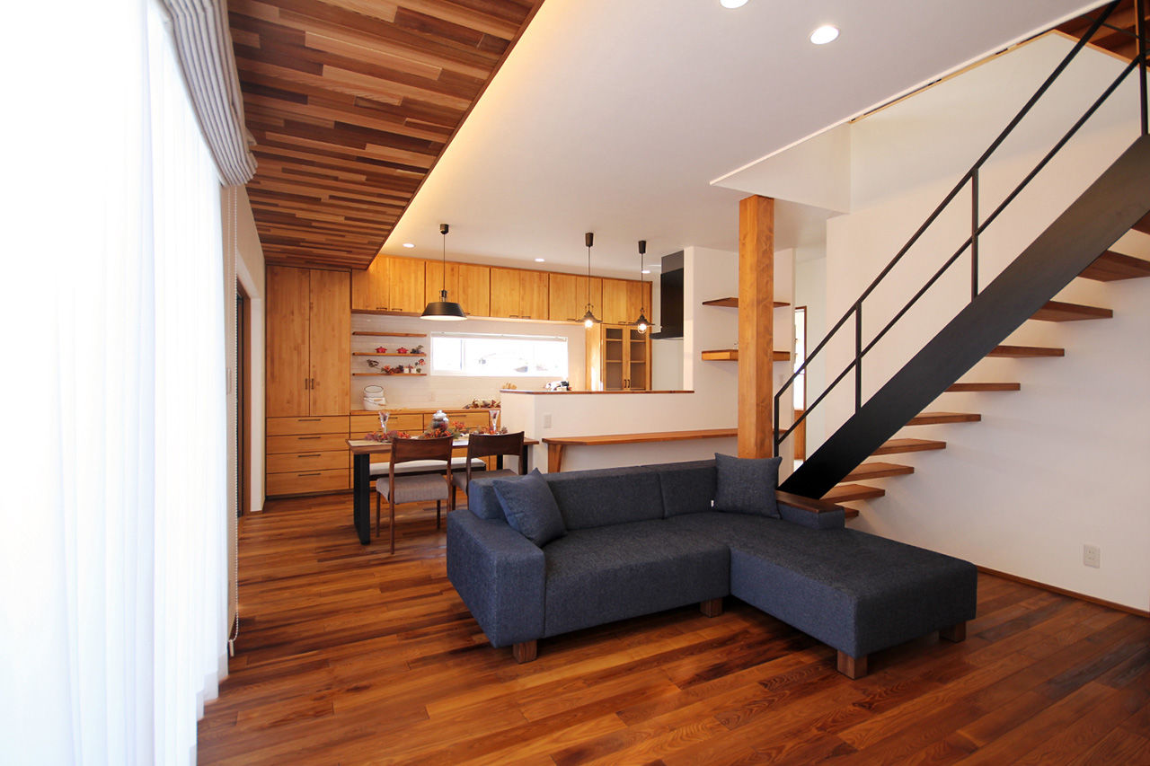 飛鳥住宅 【スキップフロア／ビルトインガレージ】ダイナミックな吹き抜けで階層がつながる。家族図書館のある家の建築実例画像3