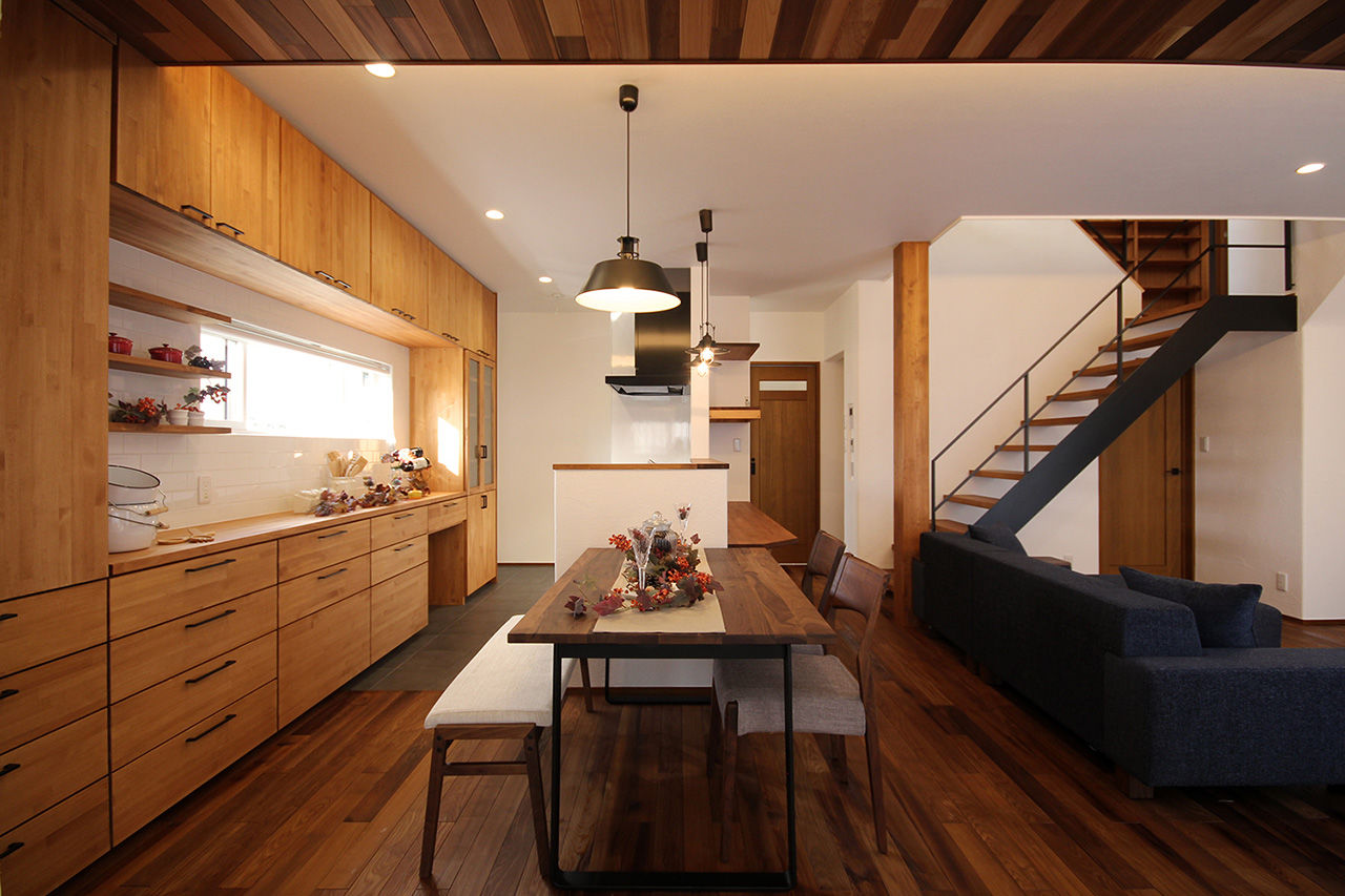 飛鳥住宅 【スキップフロア／ビルトインガレージ】ダイナミックな吹き抜けで階層がつながる。家族図書館のある家の建築実例画像4