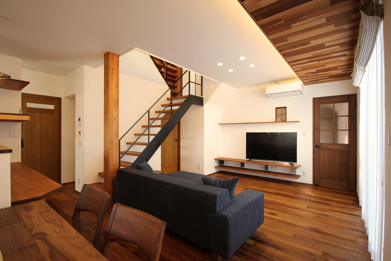 飛鳥住宅 【スキップフロア／ビルトインガレージ】ダイナミックな吹き抜けで階層がつながる。家族図書館のある家の建築実例画像5