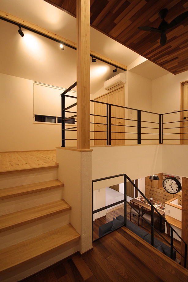 飛鳥住宅 【スキップフロア／ビルトインガレージ】ダイナミックな吹き抜けで階層がつながる。家族図書館のある家の建築実例画像6