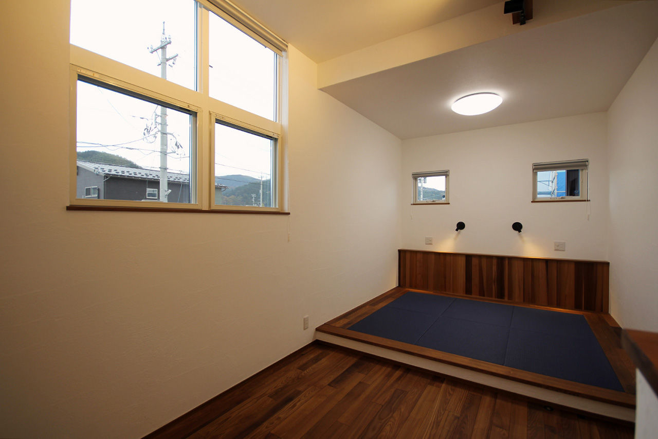 飛鳥住宅 【スキップフロア／ビルトインガレージ】ダイナミックな吹き抜けで階層がつながる。家族図書館のある家の建築実例画像7