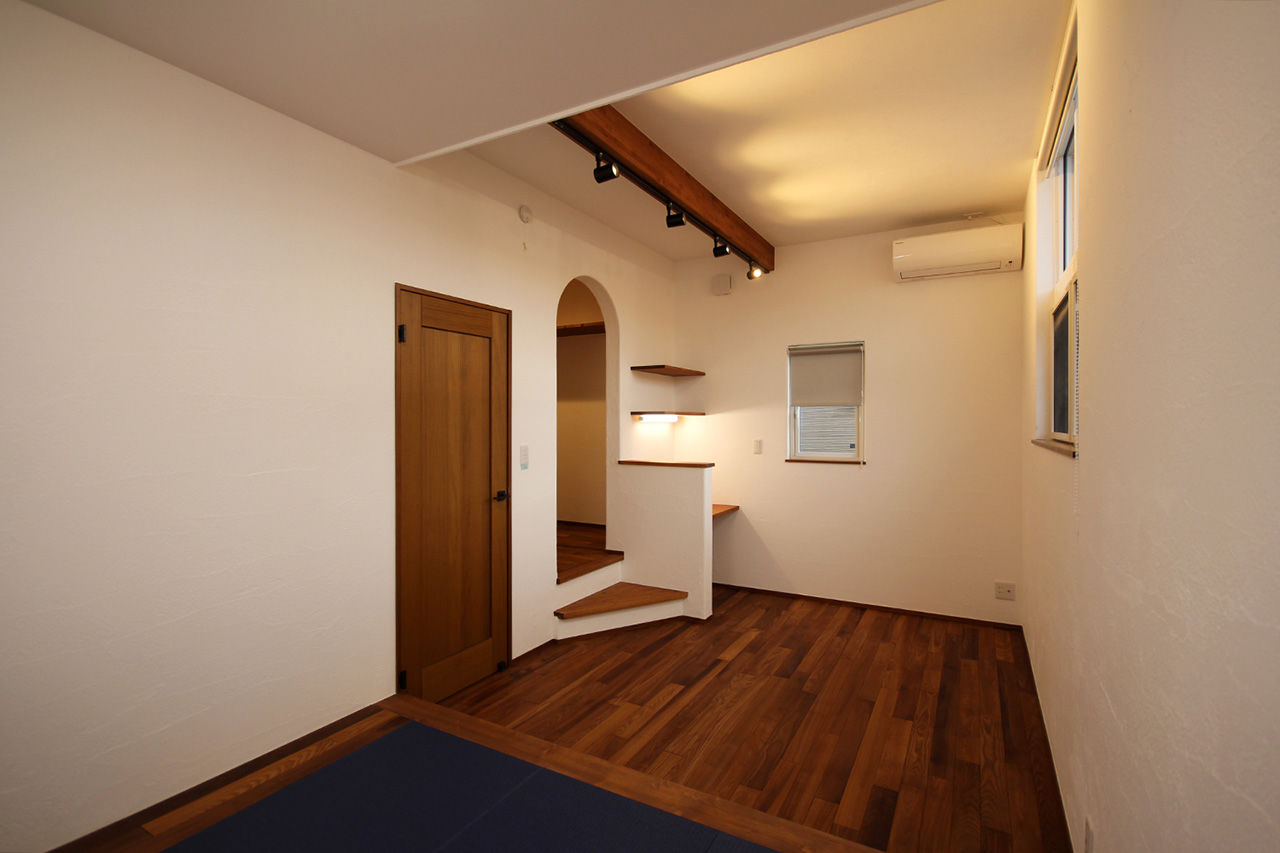 飛鳥住宅 【スキップフロア／ビルトインガレージ】ダイナミックな吹き抜けで階層がつながる。家族図書館のある家の建築実例画像8