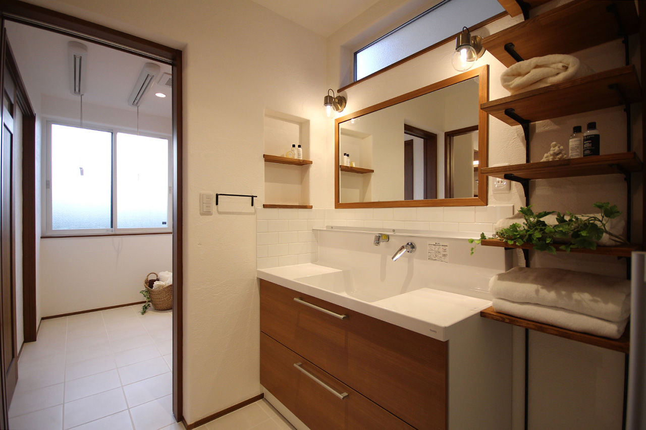 飛鳥住宅 【スキップフロア／ビルトインガレージ】ダイナミックな吹き抜けで階層がつながる。家族図書館のある家の建築実例画像9