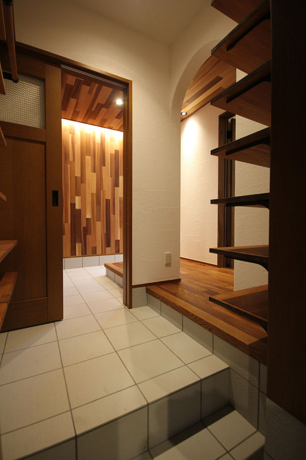 飛鳥住宅 【スキップフロア／ビルトインガレージ】ダイナミックな吹き抜けで階層がつながる。家族図書館のある家の建築実例画像10