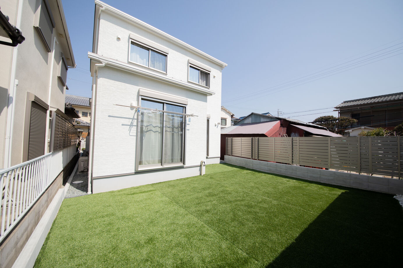 秀光ビルド 【1325万円/2階建て/北欧モダン】自然な木目が温もりを感じさせる、芝生の庭がある北欧モダンの住まいの建築実例画像1