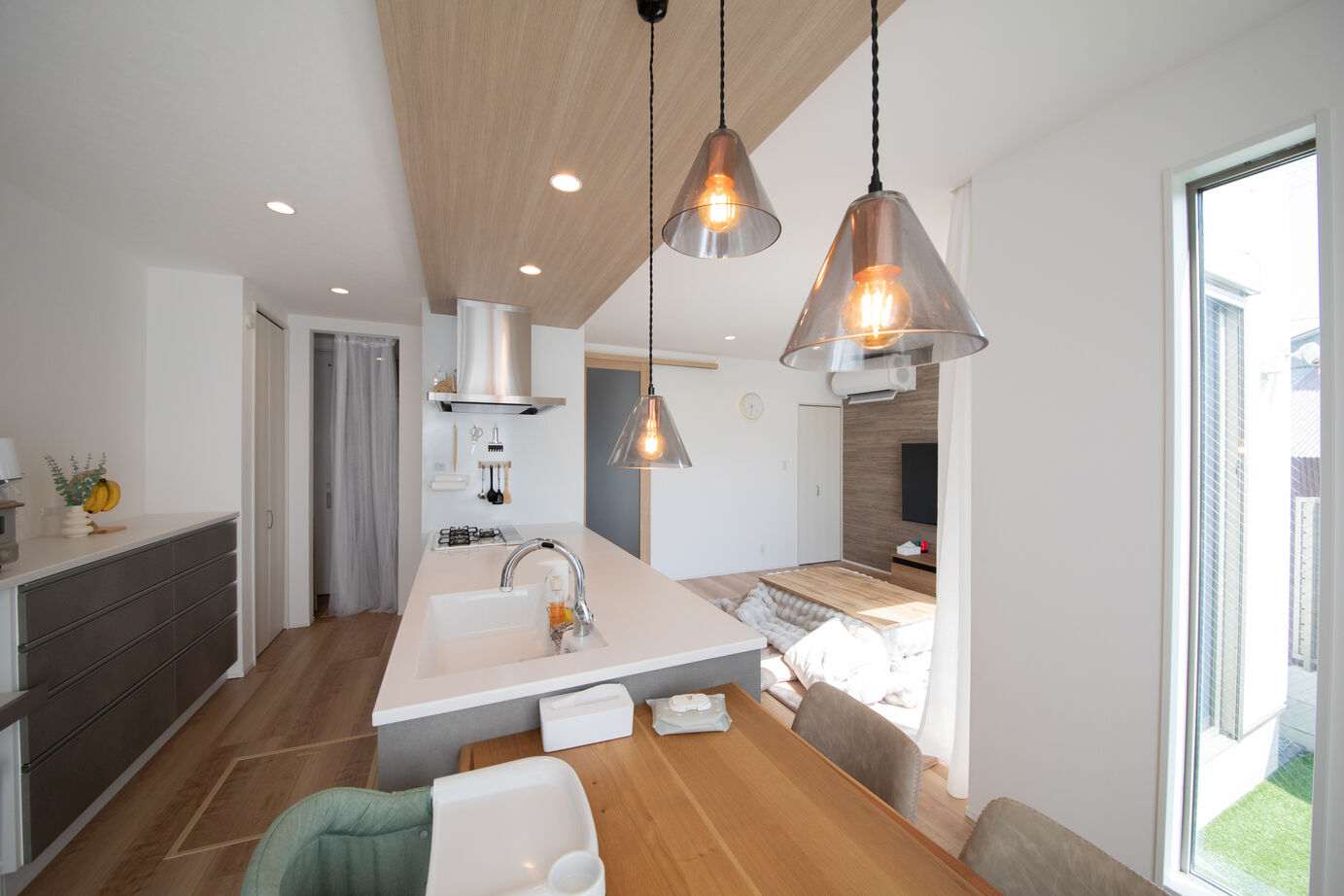 秀光ビルド 【1325万円/2階建て/北欧モダン】自然な木目が温もりを感じさせる、芝生の庭がある北欧モダンの住まいの建築実例画像3