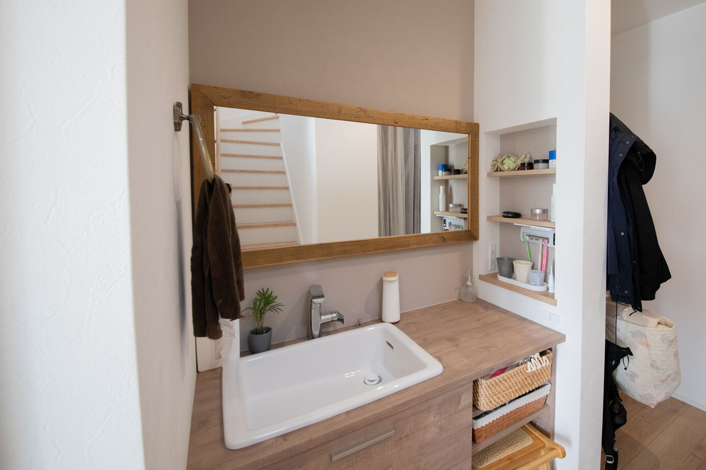 秀光ビルド 【1325万円/2階建て/北欧モダン】自然な木目が温もりを感じさせる、芝生の庭がある北欧モダンの住まいの建築実例画像5