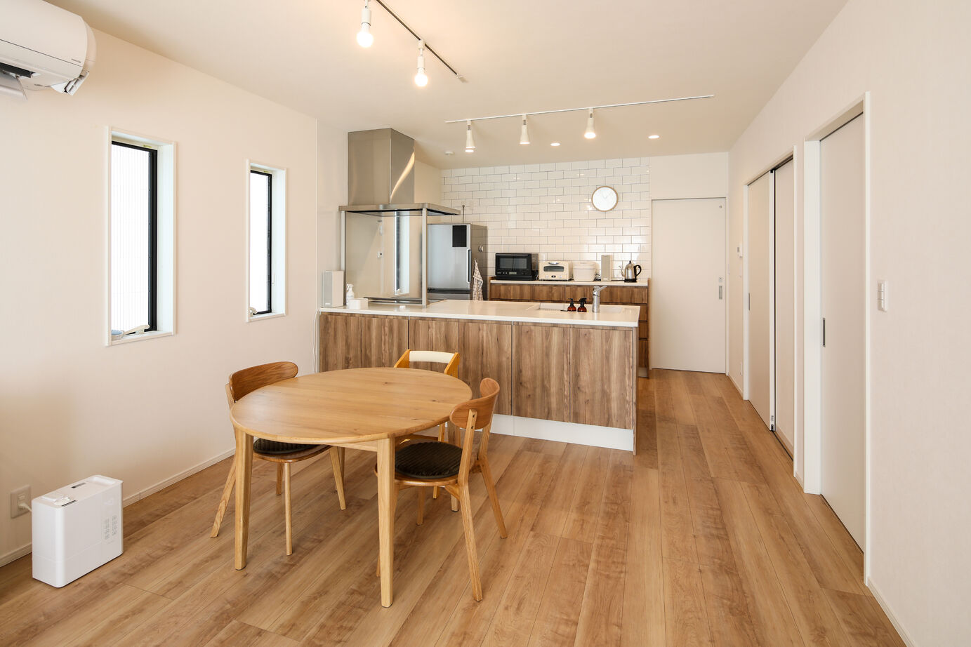 秀光ビルド 【ユニバーサルデザイン/ナチュラルウッド】シンプルでありながら機能性を重視したモダンなお家の建築実例画像2