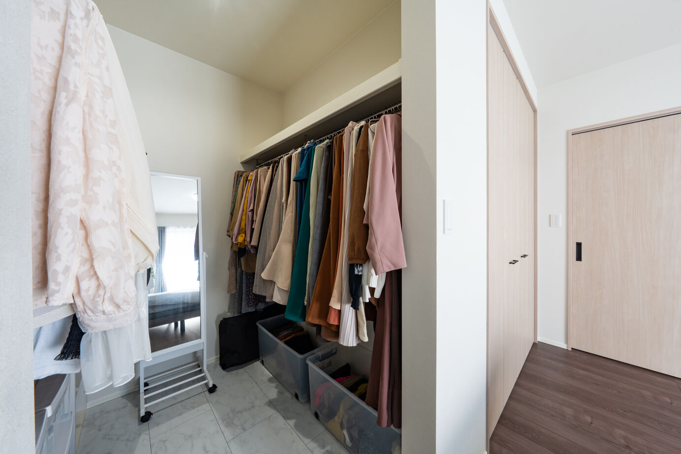 秀光ビルド 【1290万円/ハイドア/モダン】グレーと大理石調がたまらなくかっこいい、高級感たっぷりのお家の建築実例画像3