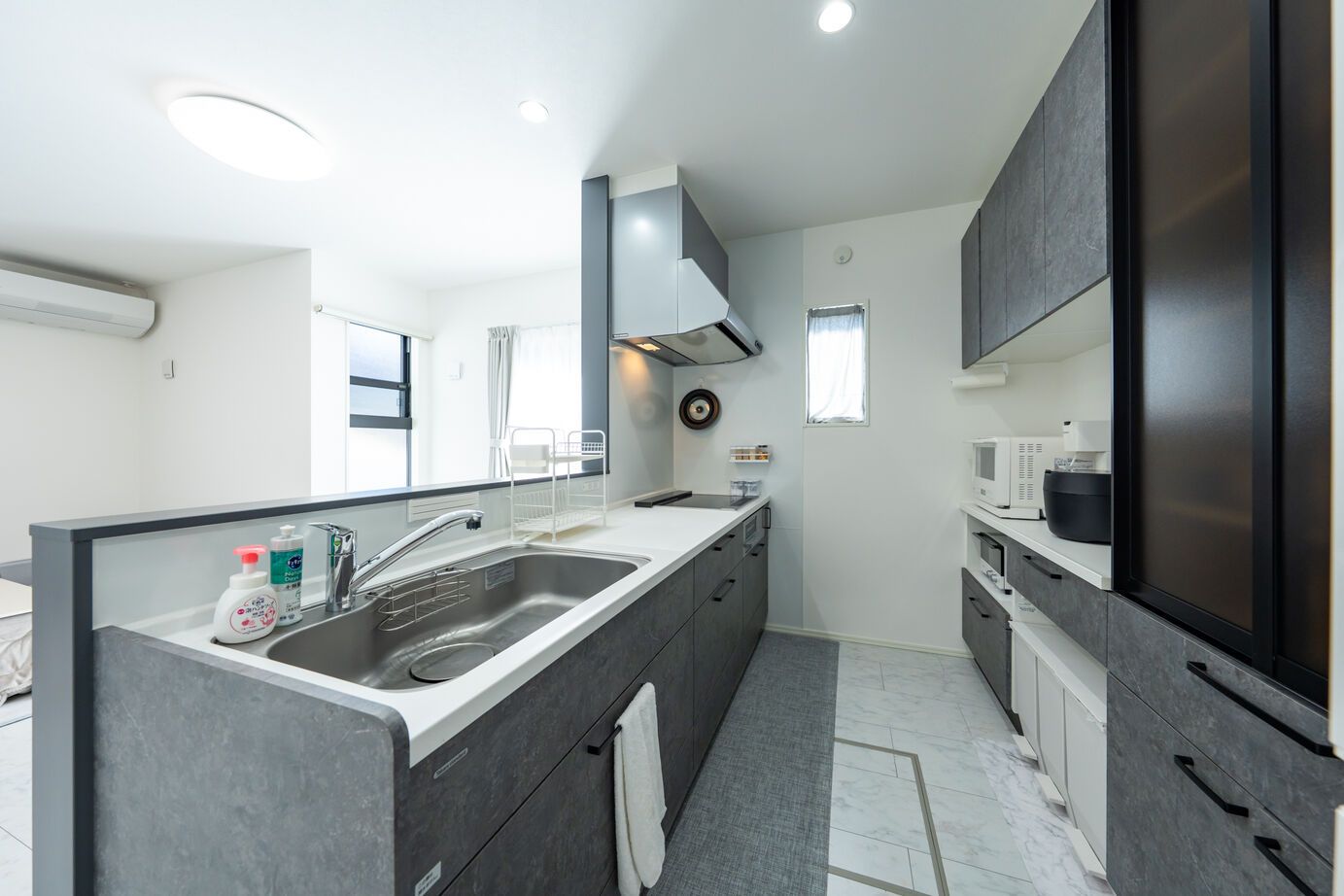 秀光ビルド 【1290万円/ハイドア/モダン】グレーと大理石調がたまらなくかっこいい、高級感たっぷりのお家の建築実例画像4