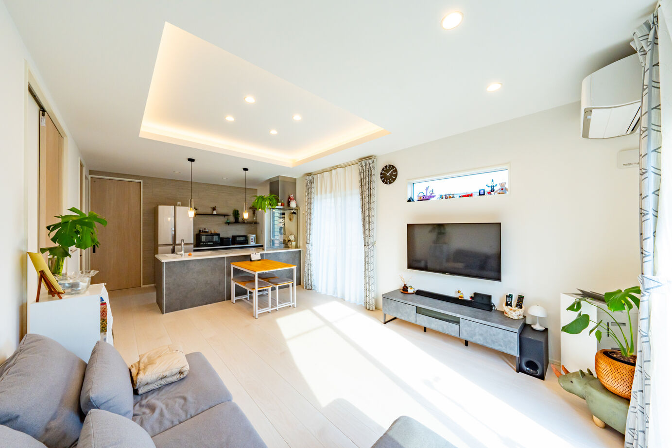 秀光ビルド 【折り上げ天井/間接照明/2階建て】ナチュラルウッド×グレーが映えるくつろぎ空間の建築実例画像1