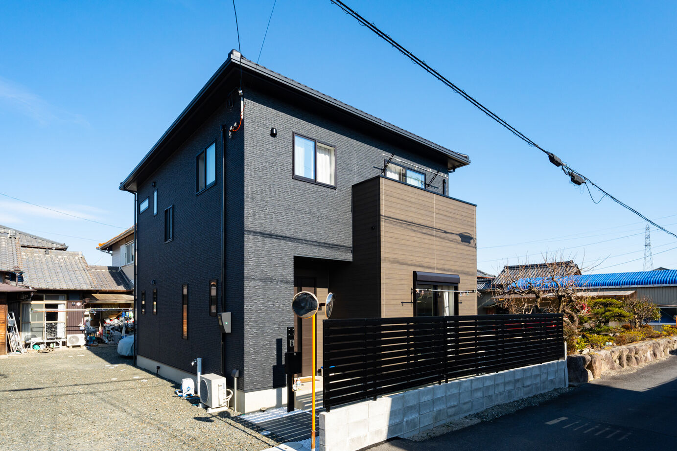 秀光ビルド 【折り上げ天井/間接照明/2階建て】ナチュラルウッド×グレーが映えるくつろぎ空間の建築実例画像2