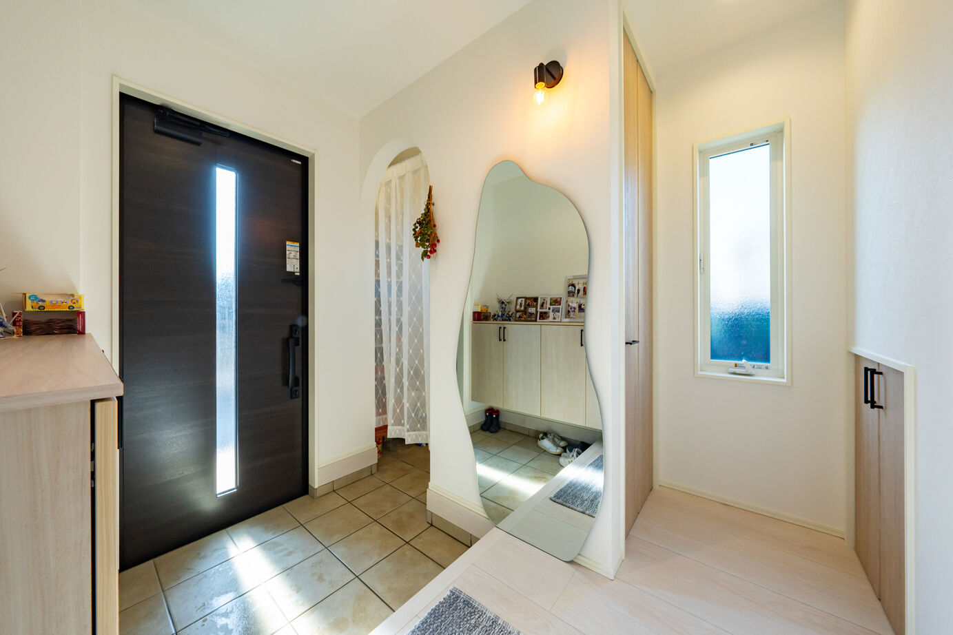 秀光ビルド 【折り上げ天井/間接照明/2階建て】ナチュラルウッド×グレーが映えるくつろぎ空間の建築実例画像3