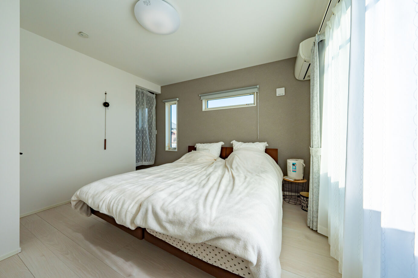 秀光ビルド 【折り上げ天井/間接照明/2階建て】ナチュラルウッド×グレーが映えるくつろぎ空間の建築実例画像4