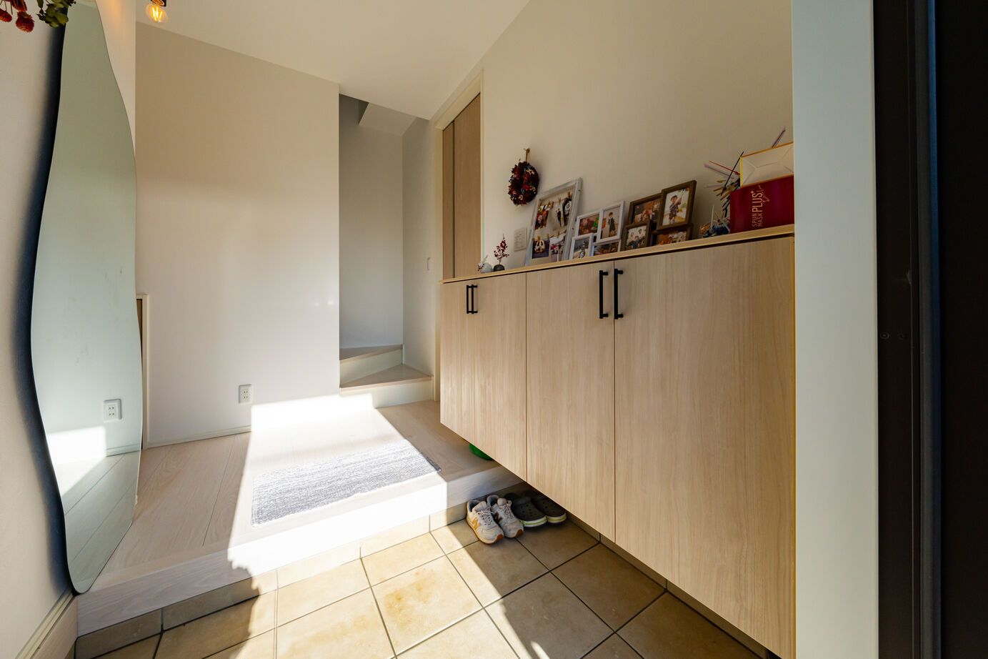 秀光ビルド 【折り上げ天井/間接照明/2階建て】ナチュラルウッド×グレーが映えるくつろぎ空間の建築実例画像5