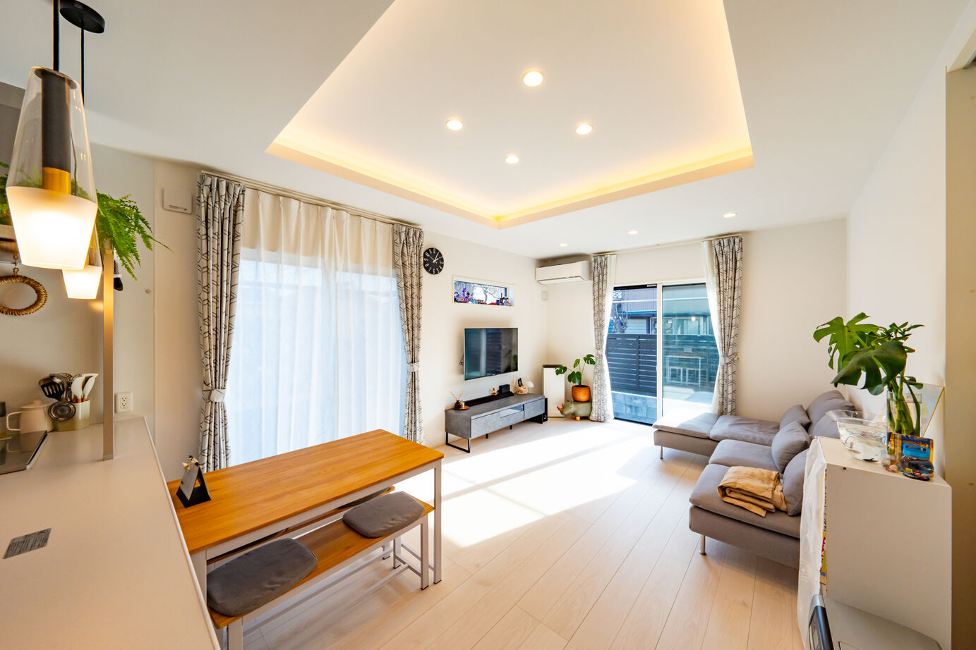 秀光ビルド 【折り上げ天井/間接照明/2階建て】ナチュラルウッド×グレーが映えるくつろぎ空間の建築実例画像6