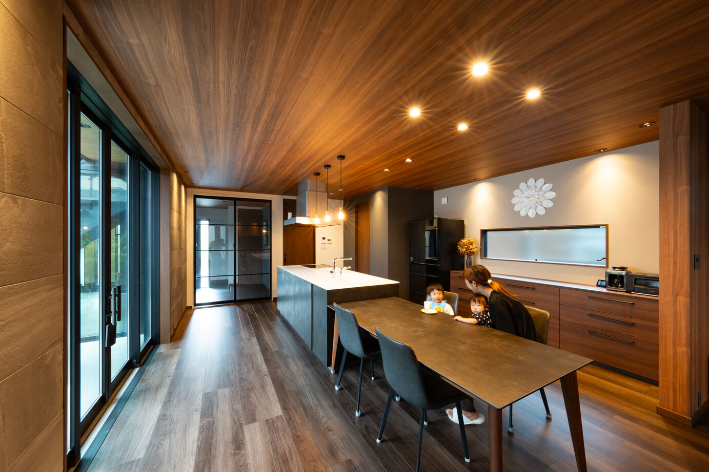 秀光ビルド 【2階建て/収納充実/中庭】シックなブラック×ウッド調が魅力の開放的な住まい。家族の想いを叶える住宅の建築実例画像2