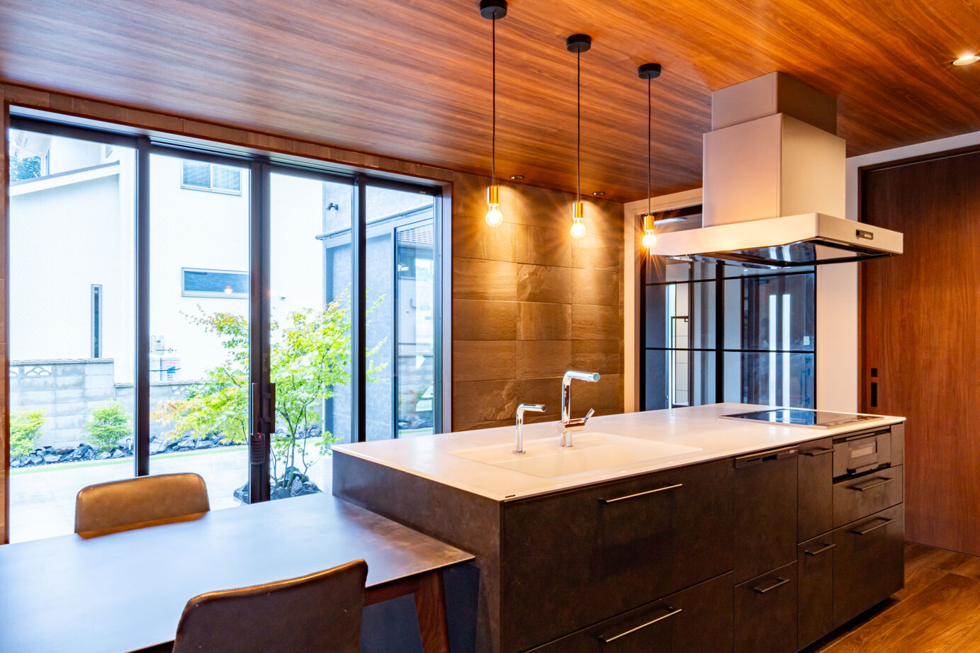 秀光ビルド 【2階建て/収納充実/中庭】シックなブラック×ウッド調が魅力の開放的な住まい。家族の想いを叶える住宅の建築実例画像3