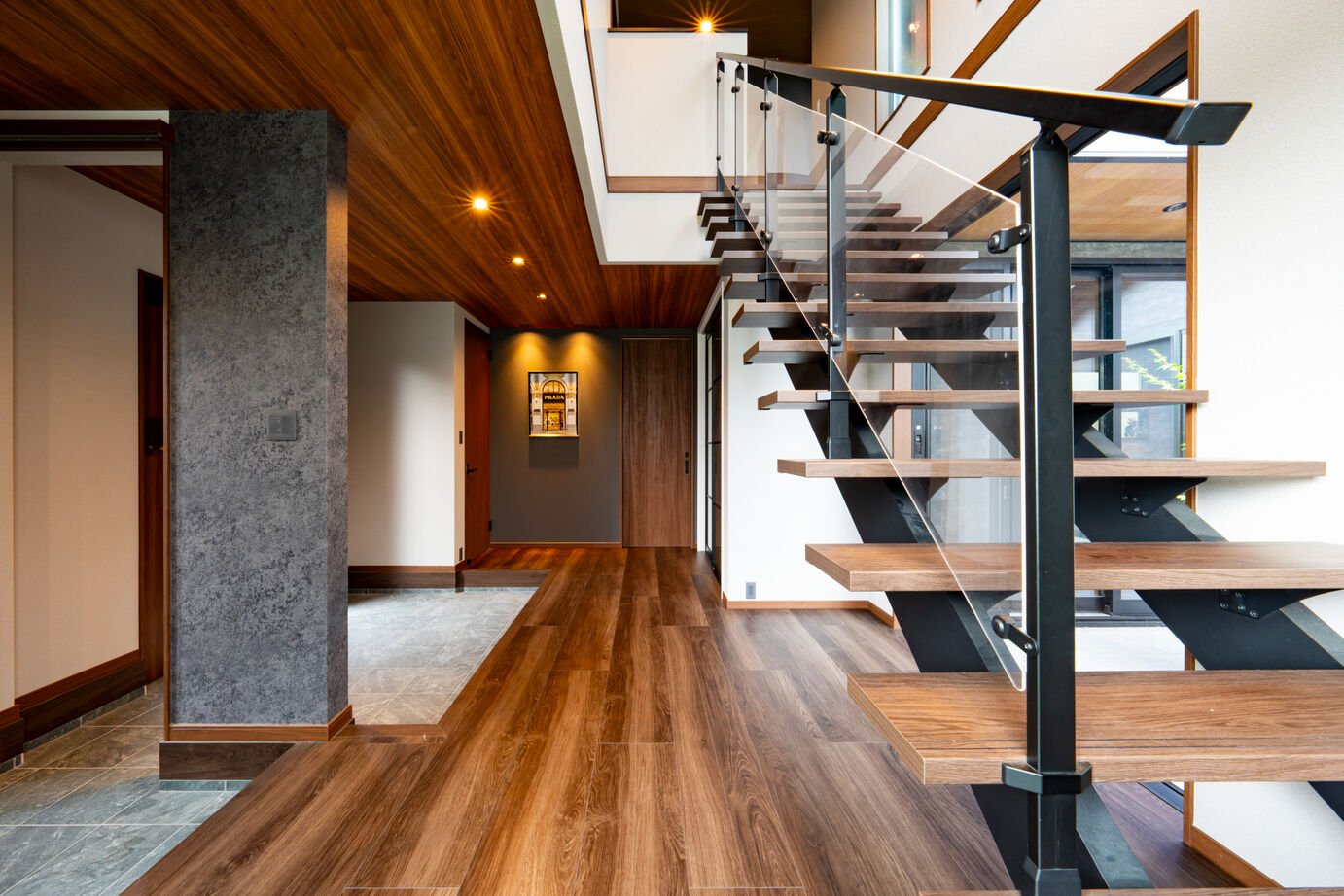 秀光ビルド 【2階建て/収納充実/中庭】シックなブラック×ウッド調が魅力の開放的な住まい。家族の想いを叶える住宅の建築実例画像4