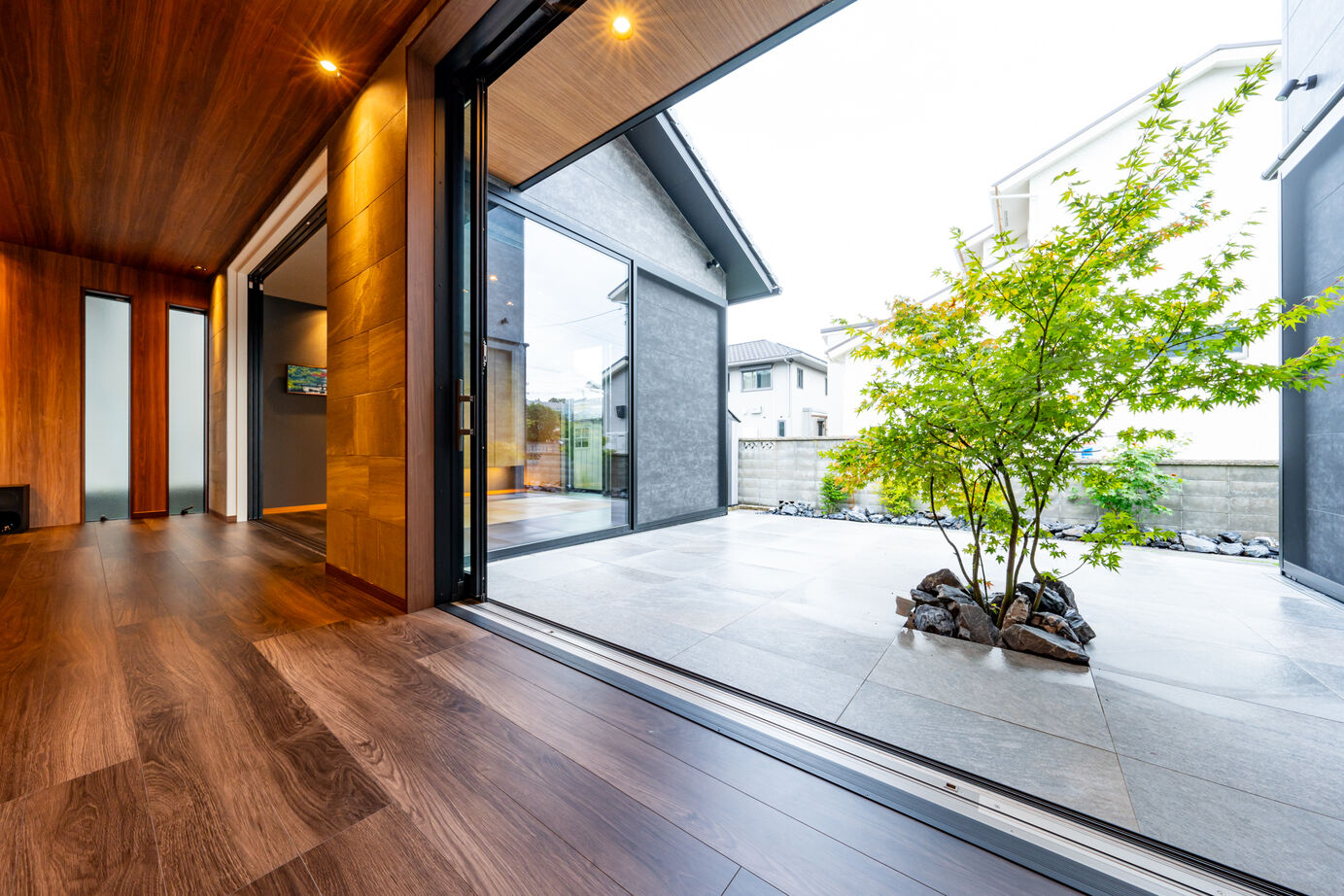 秀光ビルド 【2階建て/収納充実/中庭】シックなブラック×ウッド調が魅力の開放的な住まい。家族の想いを叶える住宅の建築実例画像5