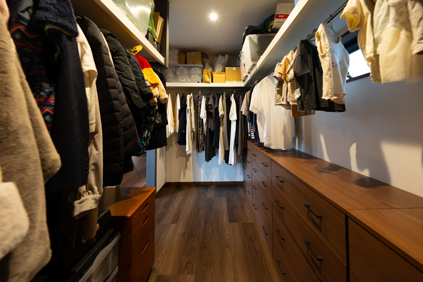 秀光ビルド 【2階建て/収納充実/中庭】シックなブラック×ウッド調が魅力の開放的な住まい。家族の想いを叶える住宅の建築実例画像6