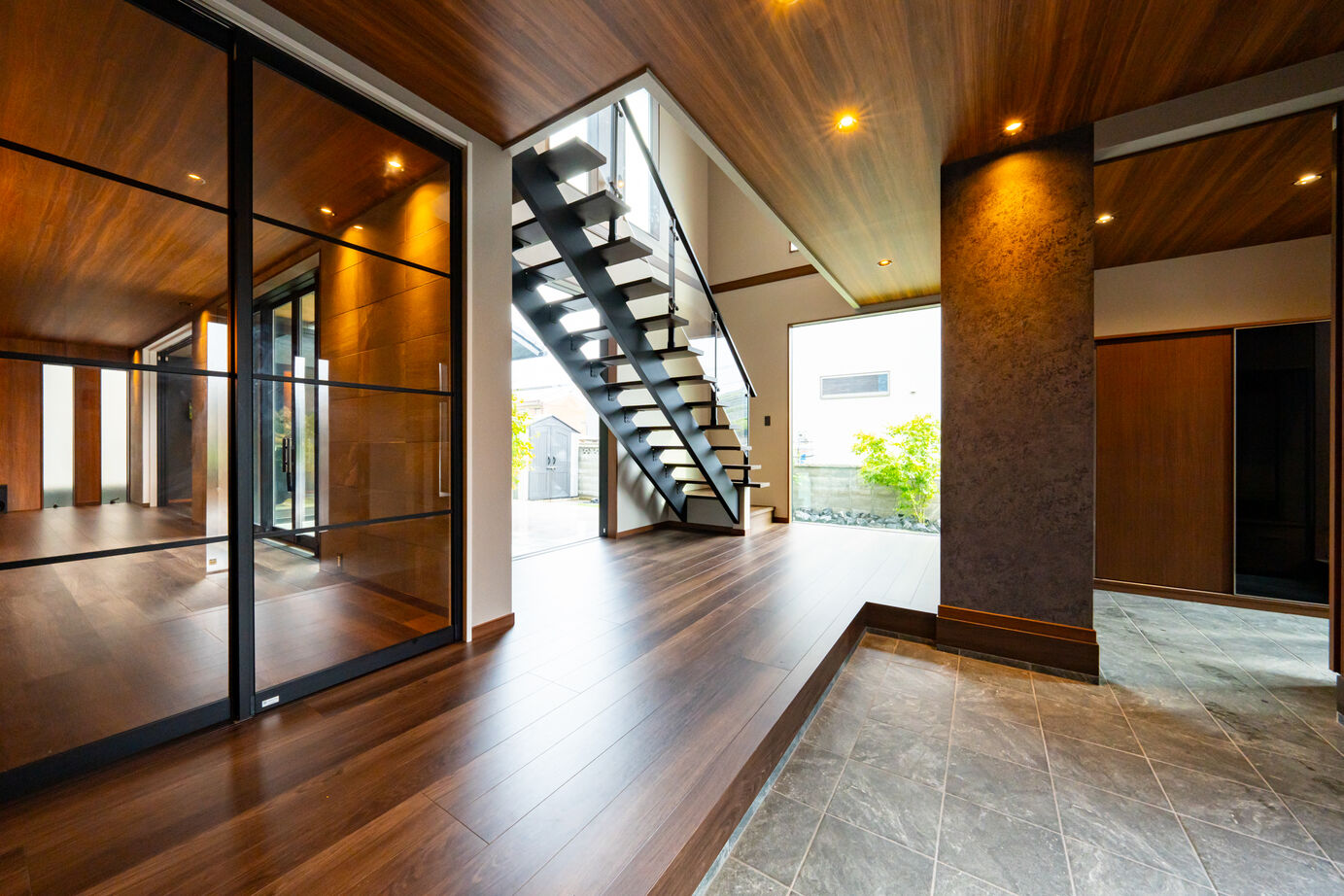 秀光ビルド 【2階建て/収納充実/中庭】シックなブラック×ウッド調が魅力の開放的な住まい。家族の想いを叶える住宅の建築実例画像7