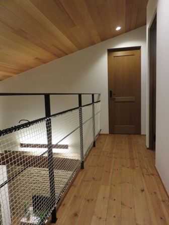 秀光ビルド 【1000万円台/延床面積30坪台/最高の間取り/リビング階段】勾配天井の吹抜けに無垢の梁や外観が映える家の建築実例画像1