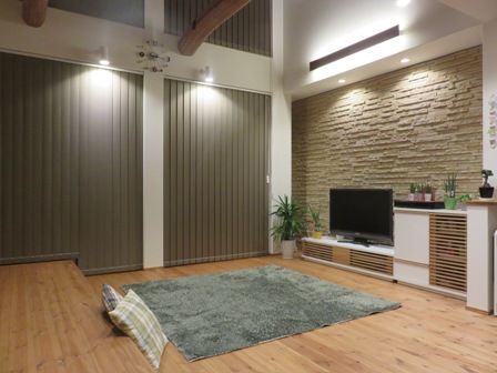 秀光ビルド 【1000万円台/延床面積30坪台/最高の間取り/リビング階段】勾配天井の吹抜けに無垢の梁や外観が映える家の建築実例画像3