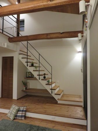 秀光ビルド 【1000万円台/延床面積30坪台/最高の間取り/リビング階段】勾配天井の吹抜けに無垢の梁や外観が映える家の建築実例画像5