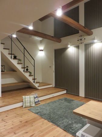 秀光ビルド 【1000万円台/延床面積30坪台/最高の間取り/リビング階段】勾配天井の吹抜けに無垢の梁や外観が映える家の建築実例画像6