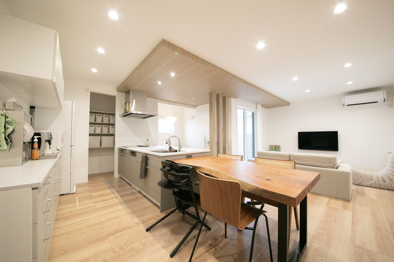 秀光ビルド 【1376万円/2階建て/収納充実/下がり天井】ナチュラルウッドで上質な居心地を実現した家の建築実例画像2