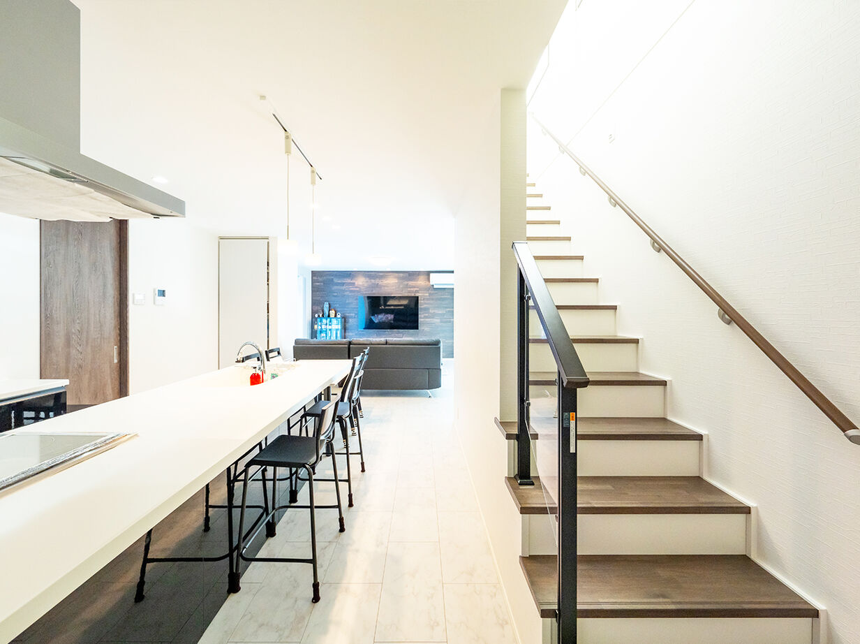 秀光ビルド 【1920万円/アイランドキッチン/2階建て】芝生で日向ぼっこ。暮らしに彩りを加えるリゾートハウスの建築実例画像