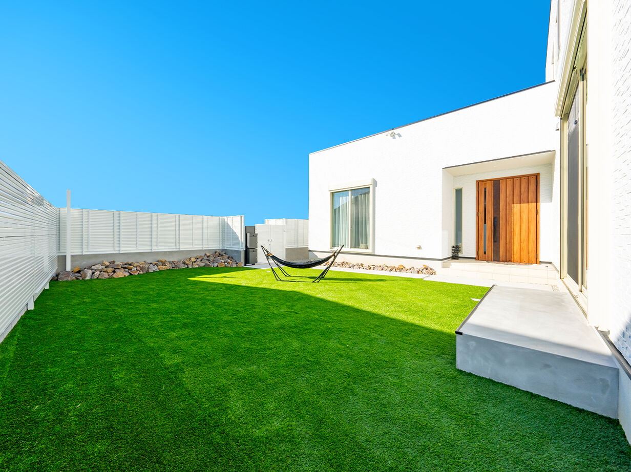 秀光ビルド 【1920万円/アイランドキッチン/2階建て】芝生で日向ぼっこ。暮らしに彩りを加えるリゾートハウスの建築実例画像2