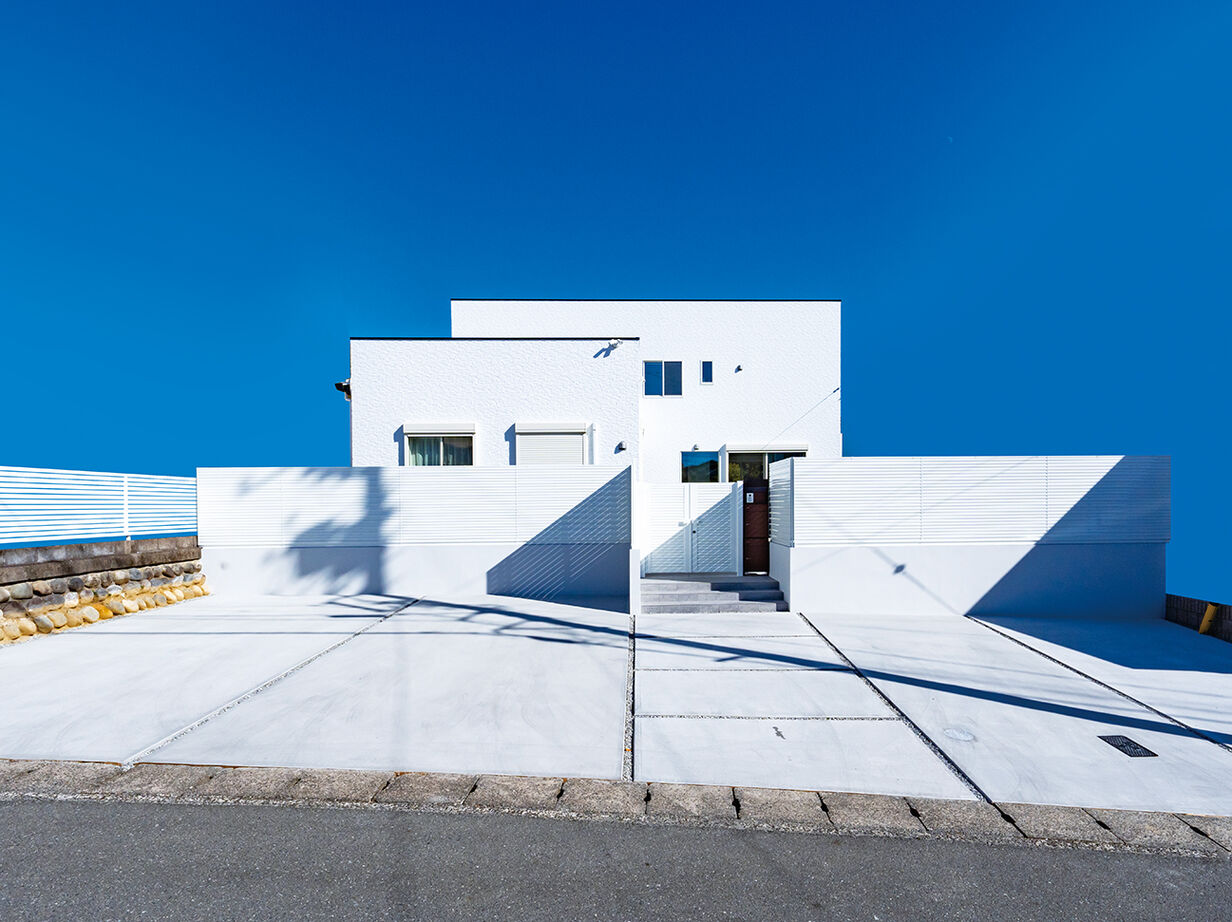 秀光ビルド 【1920万円/アイランドキッチン/2階建て】芝生で日向ぼっこ。暮らしに彩りを加えるリゾートハウスの建築実例画像3