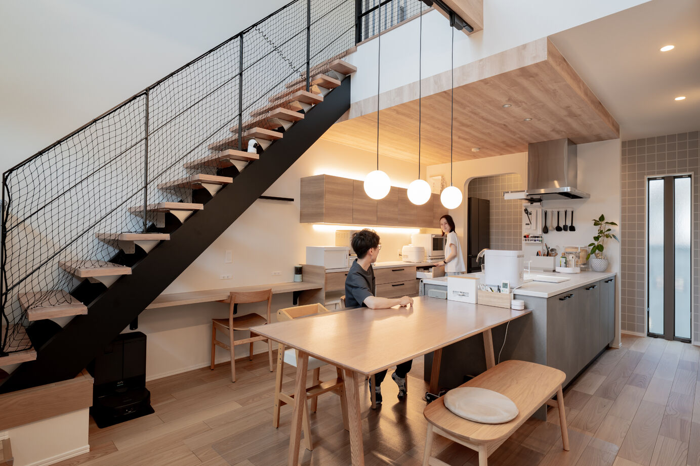 秀光ビルド 【2階建て/スケルトン階段/収納充実】家族の想いを形にした、ナチュラルモダンな住まいの建築実例画像2