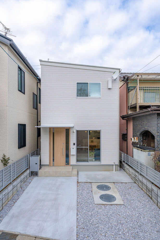 秀光ビルド 【2階建て/L型キッチン/収納充実】ホワイトとナチュラルウッドが織りなす、やさしい心地よさの住まいの建築実例画像1