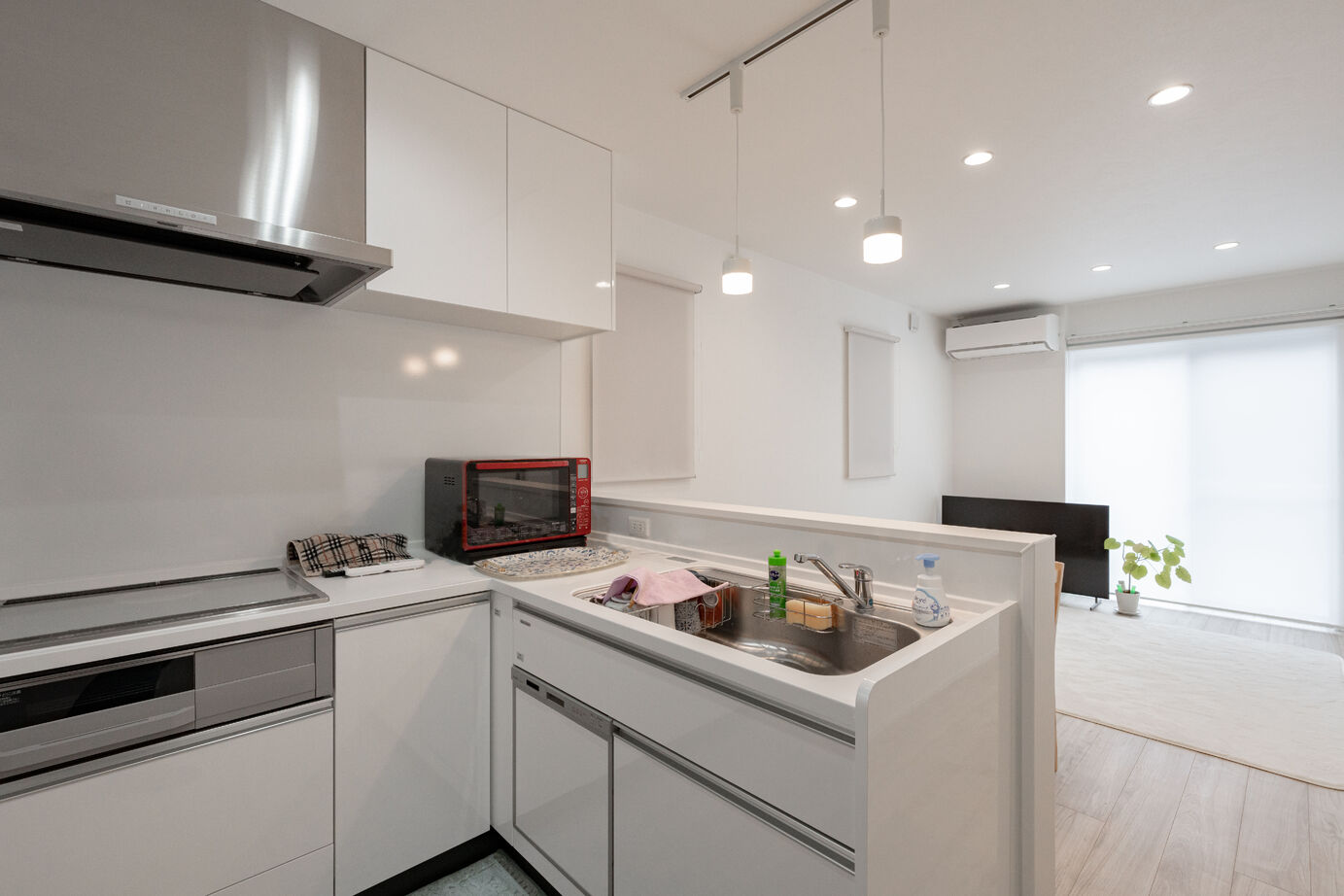 秀光ビルド 【2階建て/L型キッチン/収納充実】ホワイトとナチュラルウッドが織りなす、やさしい心地よさの住まいの建築実例画像2