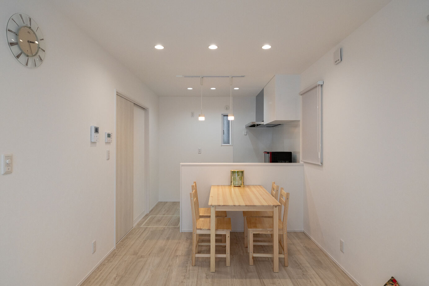 秀光ビルド 【2階建て/L型キッチン/収納充実】ホワイトとナチュラルウッドが織りなす、やさしい心地よさの住まいの建築実例画像3