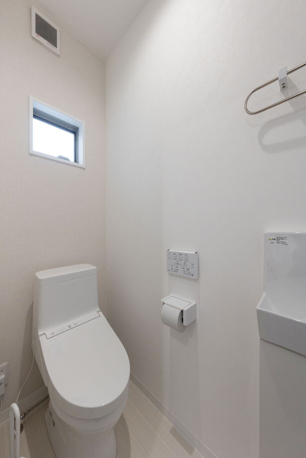 秀光ビルド 【2階建て/L型キッチン/収納充実】ホワイトとナチュラルウッドが織りなす、やさしい心地よさの住まいの建築実例画像6