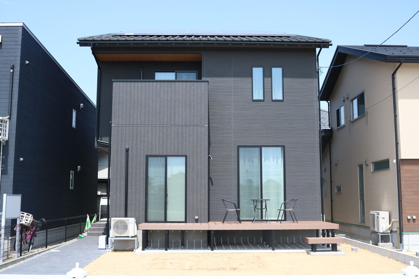 秀光ビルド 【ウッドデッキ/2階建て】アウトドアリビングで読書やランチを楽しむ住まいの建築実例画像2