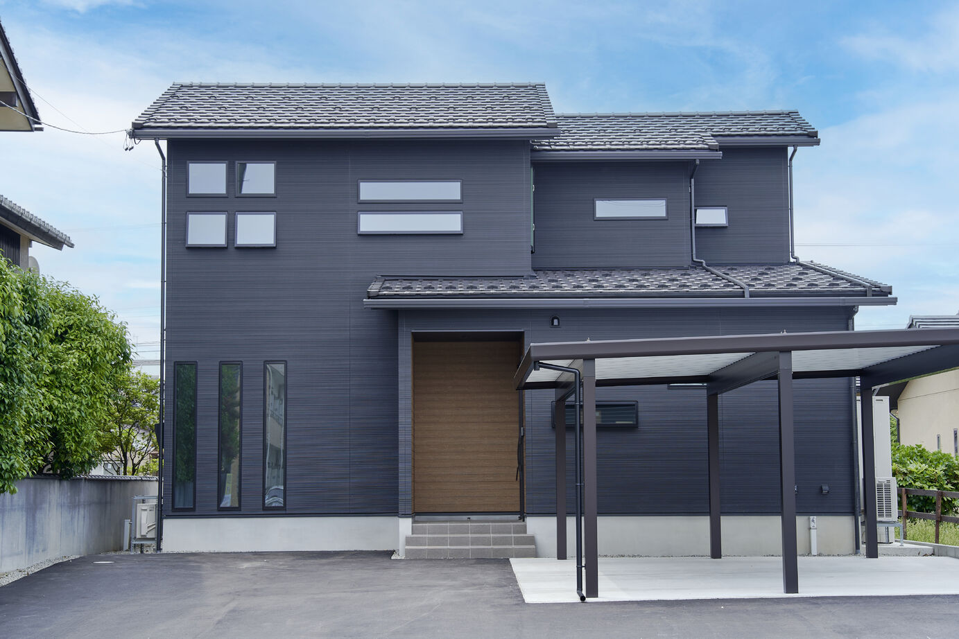 秀光ビルド 【1293万円/2階建て/収納充実/ホテルライク】シックなブラック×ダークウッドで統一された上質な住空間の建築実例画像1