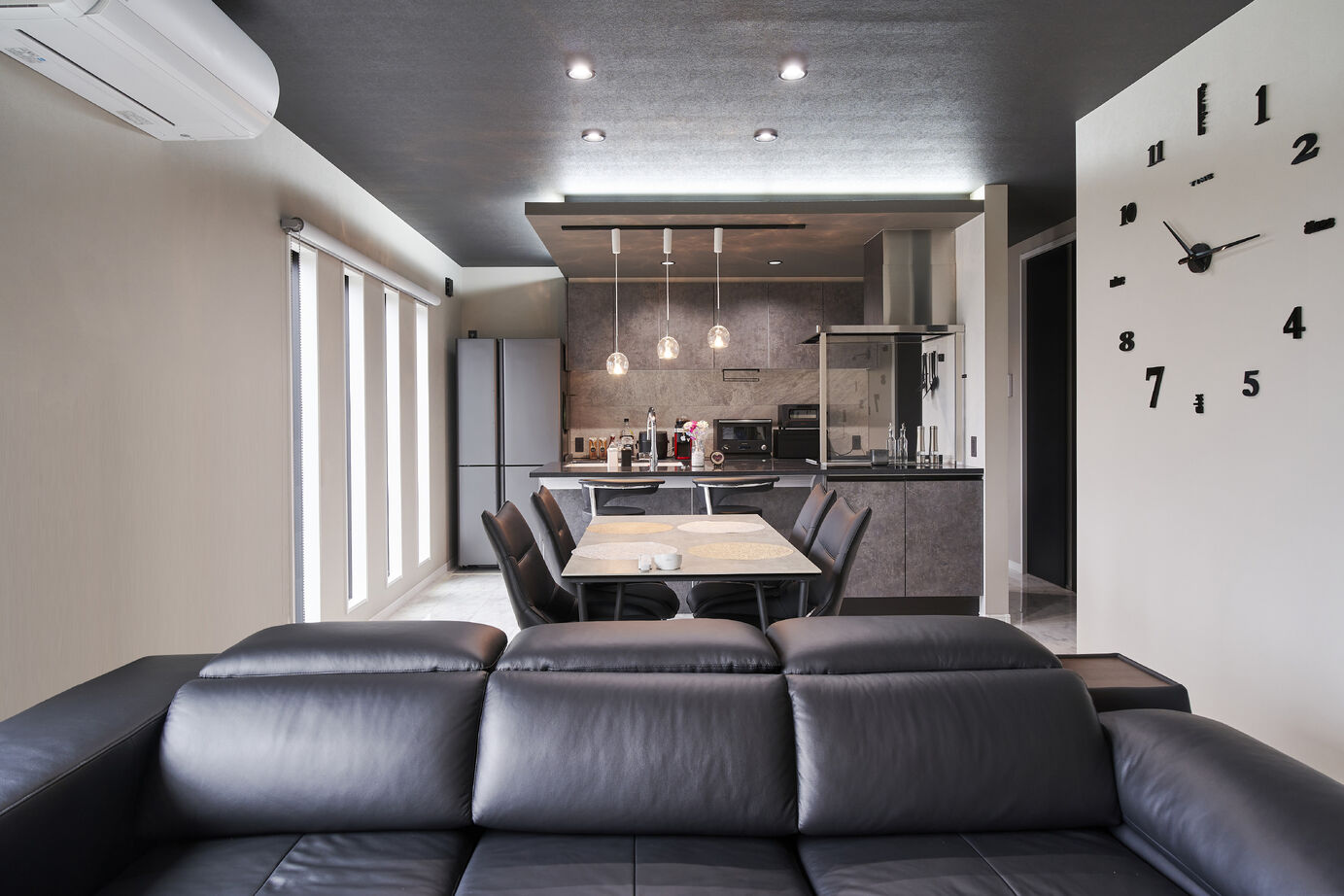 秀光ビルド 【1293万円/2階建て/収納充実/ホテルライク】シックなブラック×ダークウッドで統一された上質な住空間の建築実例画像2