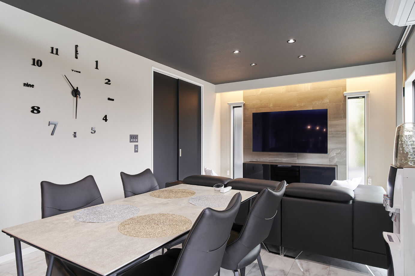 秀光ビルド 【1293万円/2階建て/収納充実/ホテルライク】シックなブラック×ダークウッドで統一された上質な住空間の建築実例画像3