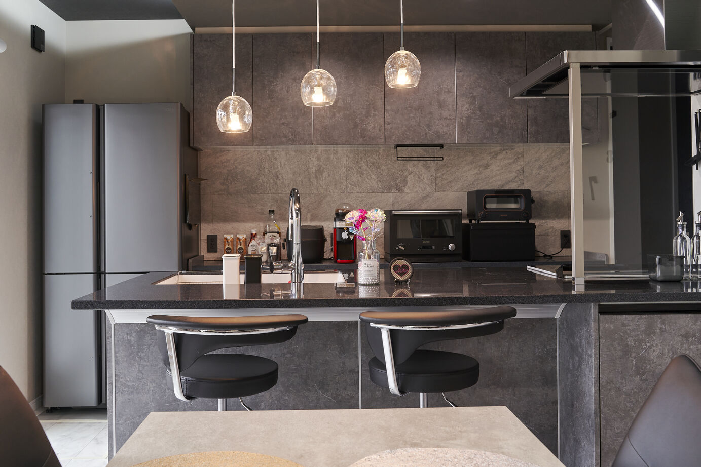 秀光ビルド 【1293万円/2階建て/収納充実/ホテルライク】シックなブラック×ダークウッドで統一された上質な住空間の建築実例画像4