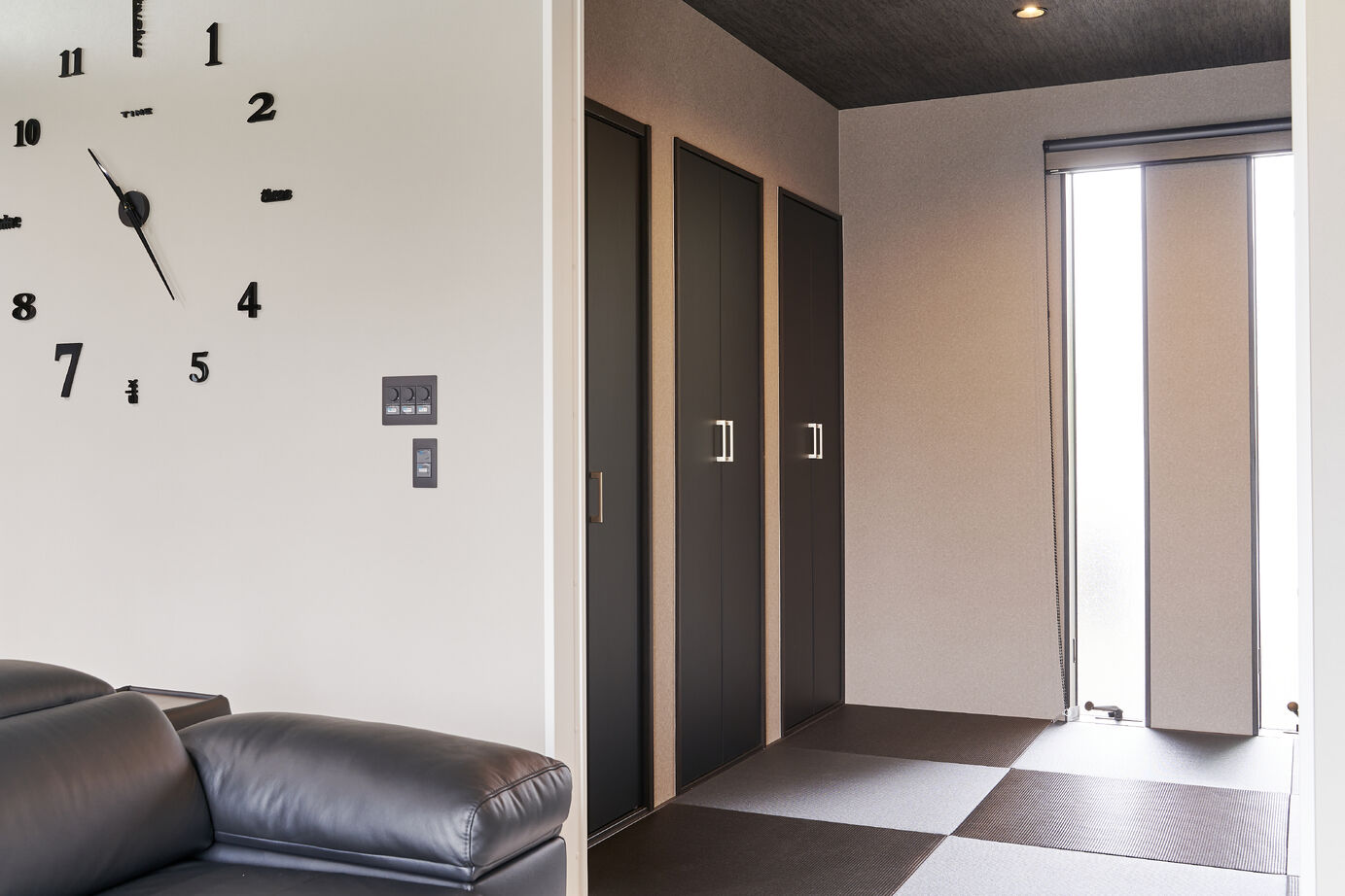 秀光ビルド 【1293万円/2階建て/収納充実/ホテルライク】シックなブラック×ダークウッドで統一された上質な住空間の建築実例画像5