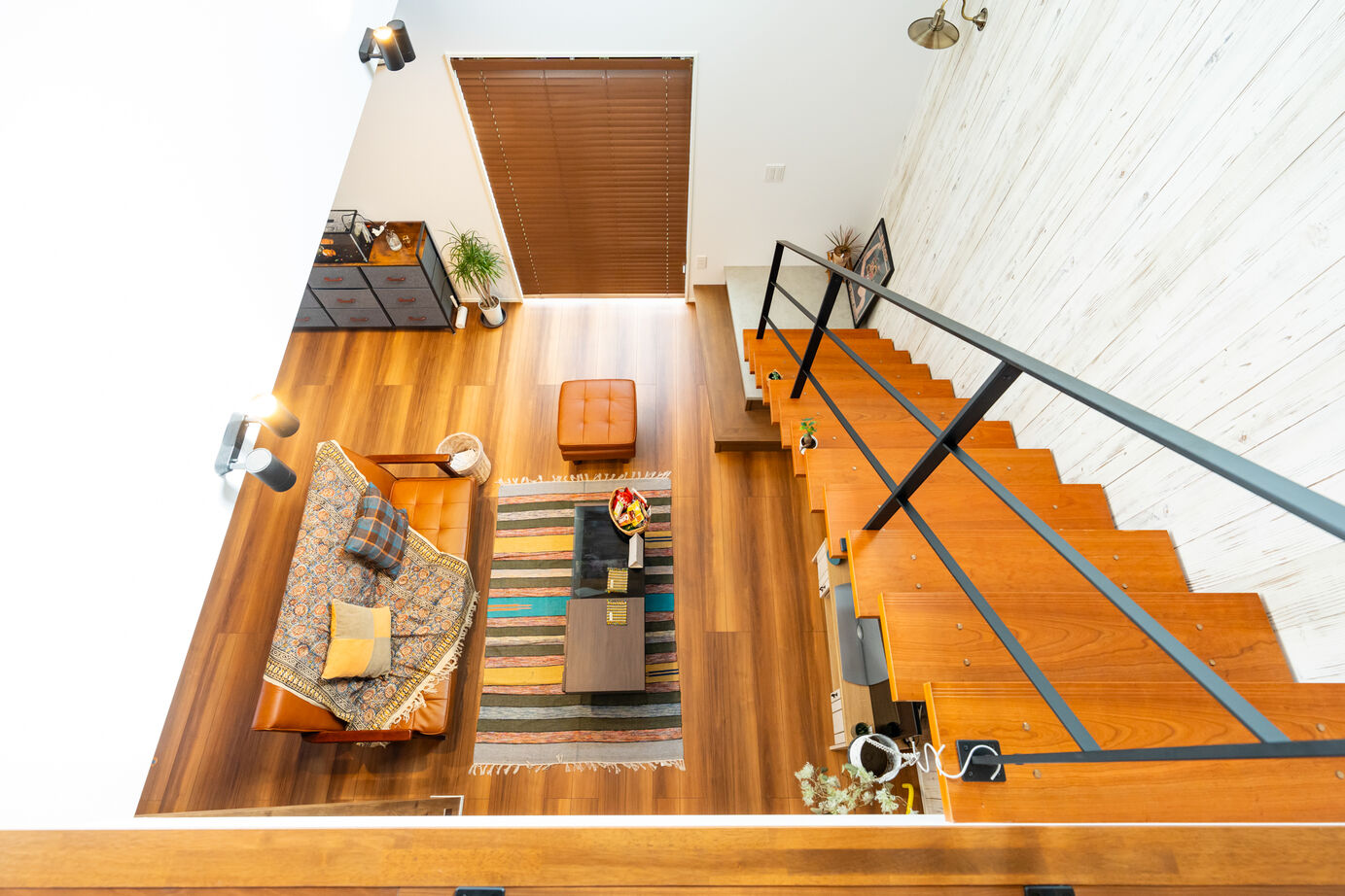 秀光ビルド 【一戸建て/吹抜け】ヴィンテージ風に仕上げた、温もりと開放感が息づく洗練された空間が広がる2階建ての家の建築実例画像3