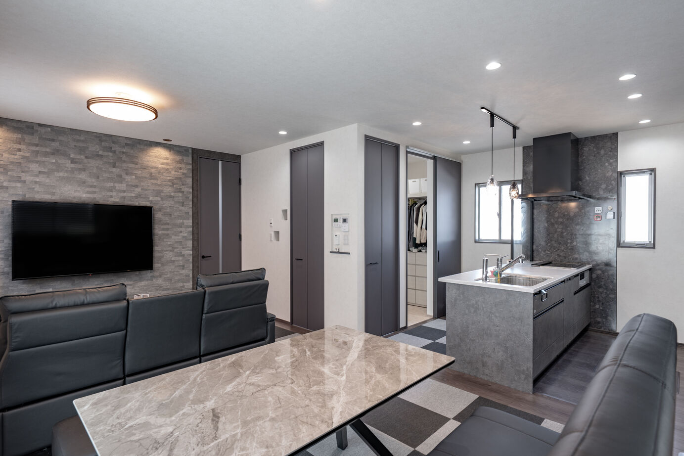 秀光ビルド 【2階建て/ホテルライク/収納充実】クールで洗練された空間が魅力の家。高性能と安心を兼ね備えた住まいの建築実例画像2