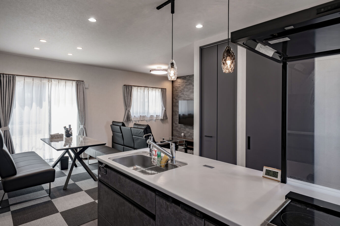 秀光ビルド 【2階建て/ホテルライク/収納充実】クールで洗練された空間が魅力の家。高性能と安心を兼ね備えた住まいの建築実例画像3